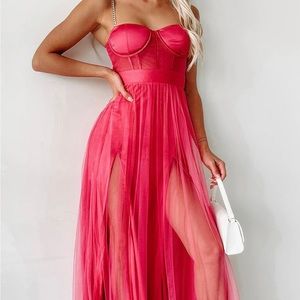 KNOCK OUT GOLD CHAIN DETAIL CORSET MAXI DRESS (FUCHSIA)

Size Small